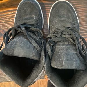 Men’s DC skater hi tops.